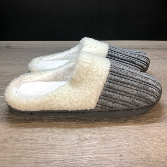 ‼️$5 SALE‼️ NY THREADS Cozy Fleece Slippers - Picture 9 of 16